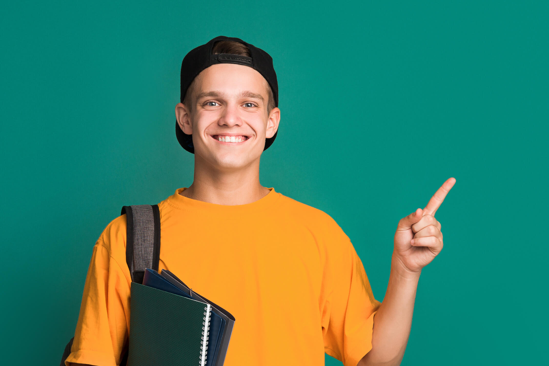 Jongeman met boeken wijst naar rechts