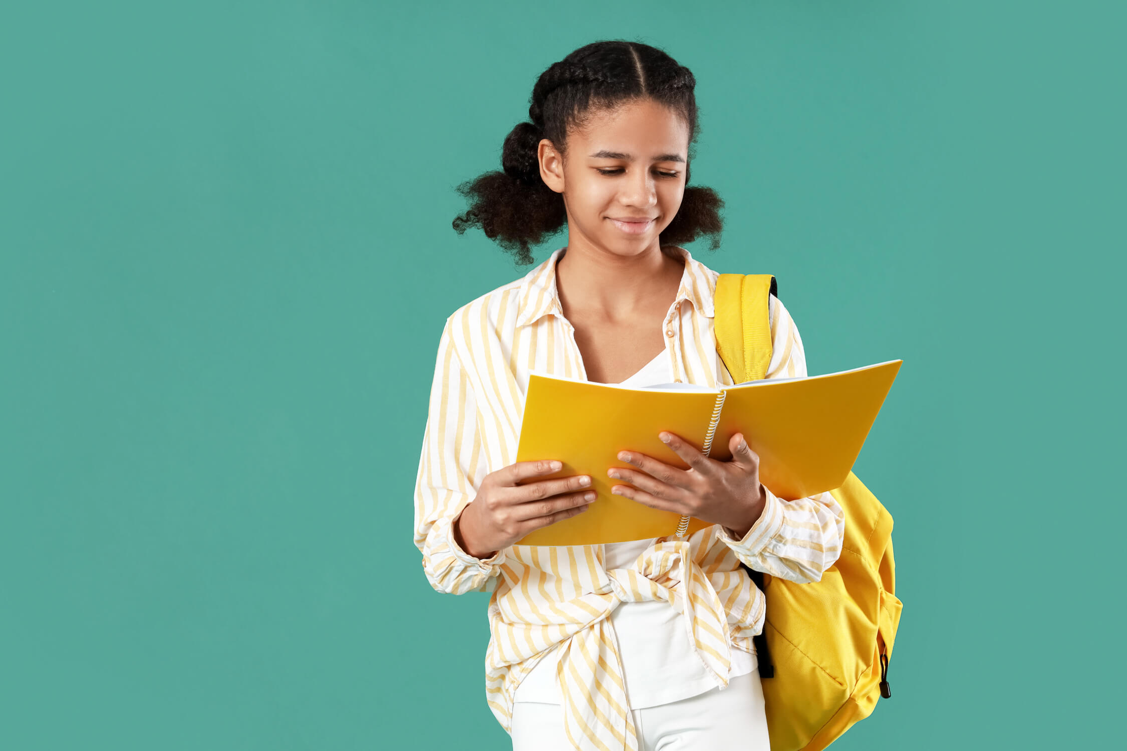 Student leest aandachtig in geel schrift