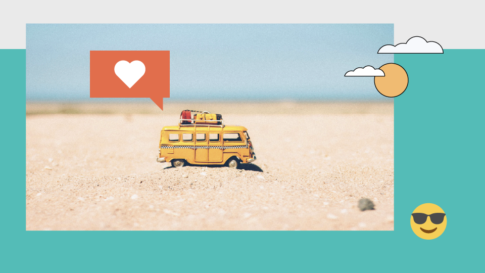 Geel speelgoedbusje op een zonnig strand, met een harticoon, zon, wolken en een lachende emoji met zonnebril.