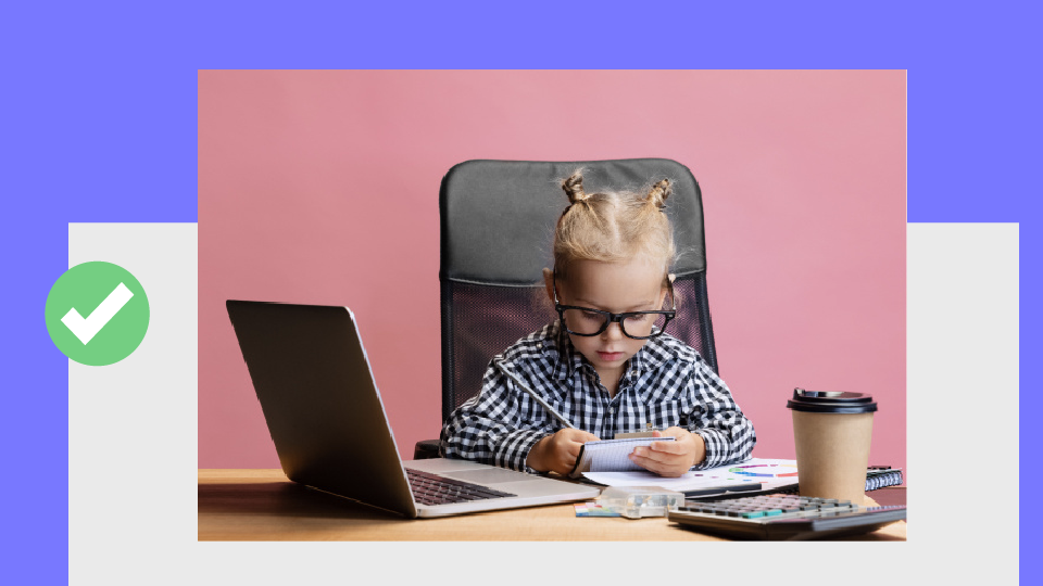 Meisje is druk bezig met het bestelformulier van NEO!