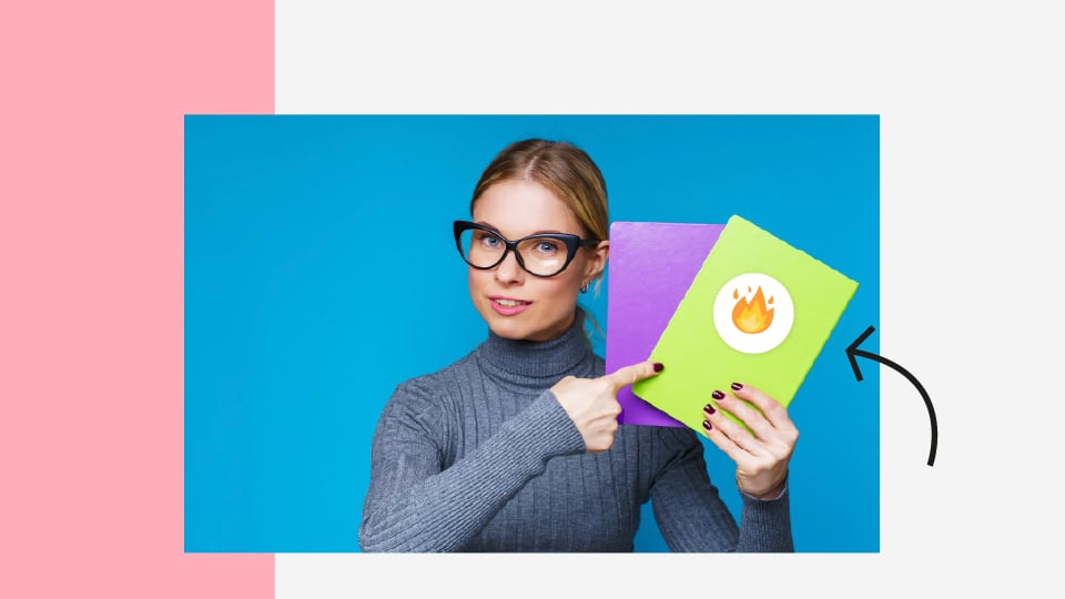 Vrouw met bril wijst naar groen schrift met vuur-emoji,