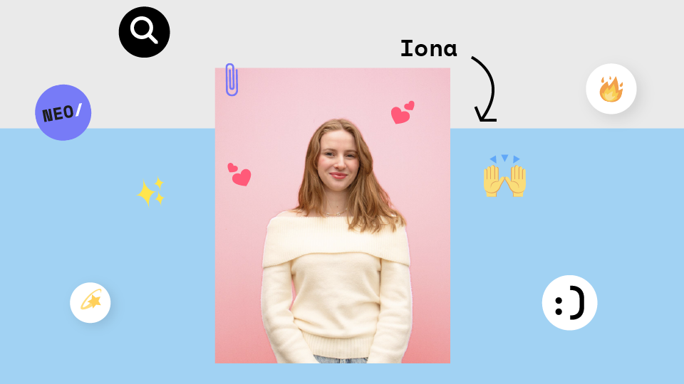 Iona glimlacht voor een roze achtergrond met speelse iconen