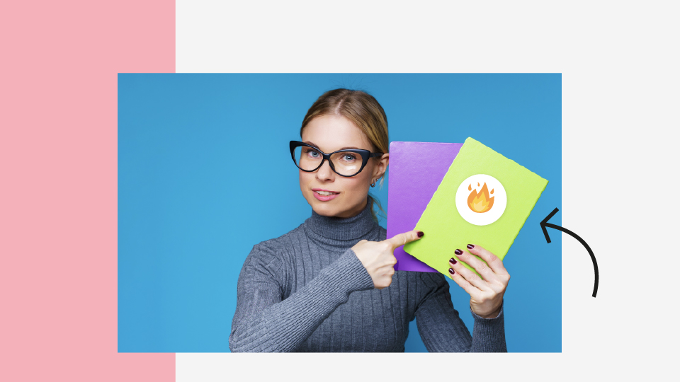 Vrouw met bril wijst naar groen schrift met vuur-emoji,